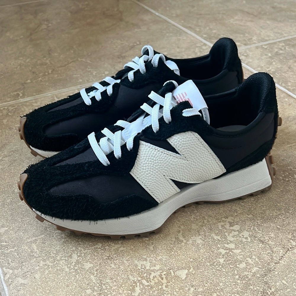 New Balance 327 Women’s Black and White athletic sneakers size 8. Worn 4 times.